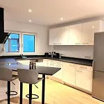 Designer In Erstbezug 75 Tv Mit Netflix Und Offene Kueche Wehome Premium Apartment Sinsheim